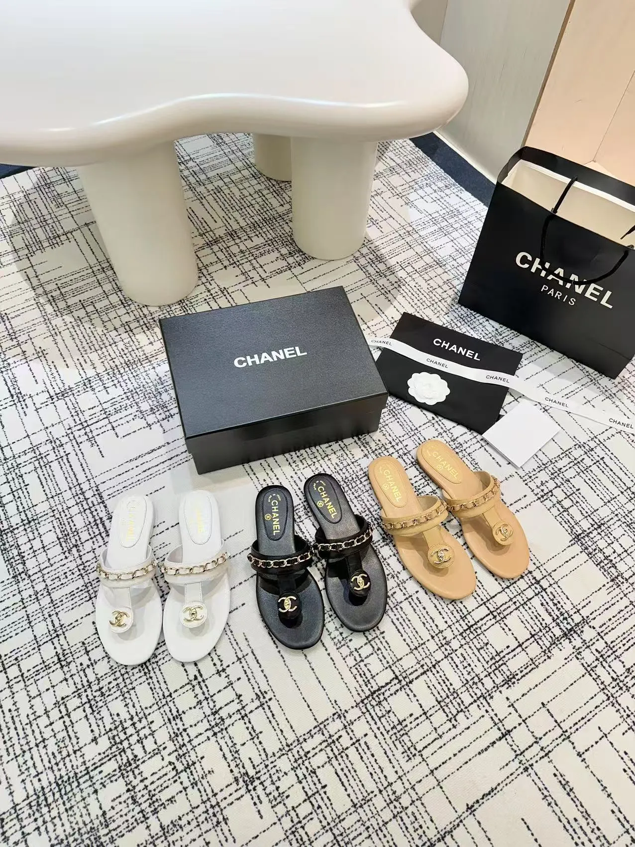 👟👟Ex-factory price 480👟👟 Top version Chanel Chanel - 2025 spring model, counter top double C sandals, this classic design; the extraordinary double C incorporates a variety of color elements... The diversified mix and match is very beautiful and versatile, very light on the foot, comfortable, super delicate and elegant, and can be used outdoors... ꫛꫀꪝ Go➫ Material: ❶Upper made of: Original imported sheepskin ❷Inner lining: Original sheepskin lining ❸Outsole based on: Original Italian genuine leather outsole Counter boutique packaging complete set for women 35–40 (customized for 41) 3 colors available (black, white, apricot)